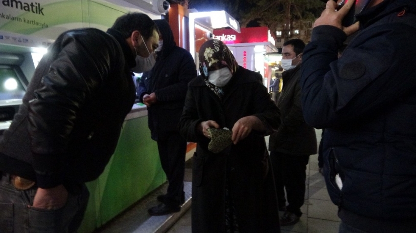 ATM’den çektiğini düşündüğü maaşını bulamayınca ekipleri alarma geçirdi