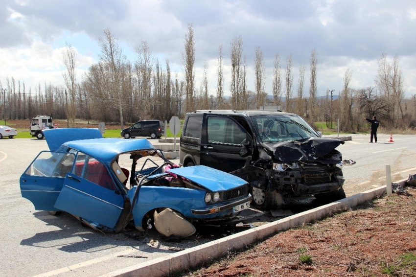 Otomobille minibüs çarpıştı: 2 ölü, 2 yaralı
