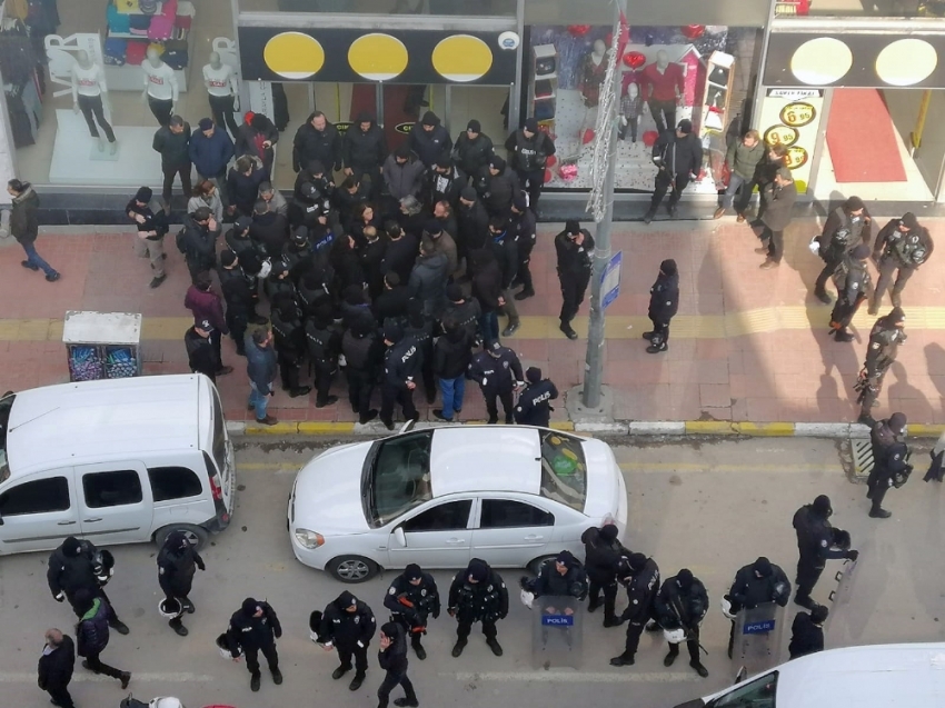 HDP’li vekil polis memurunun kolunu ısırdı