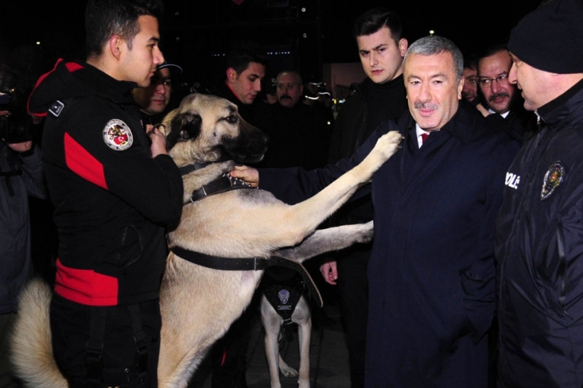 Vali Yerlikaya Taksim’de yılbaşı tedbirlerini denetledi