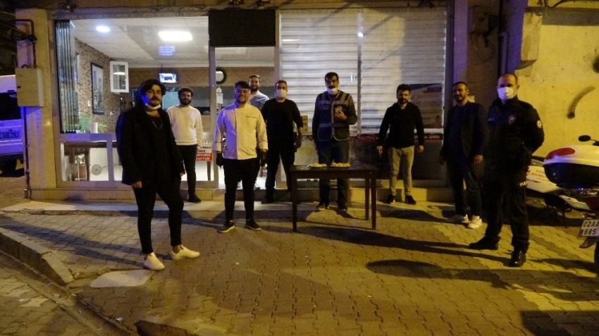 Kavga ihbarına giden polislere iftar yemeği sürprizi