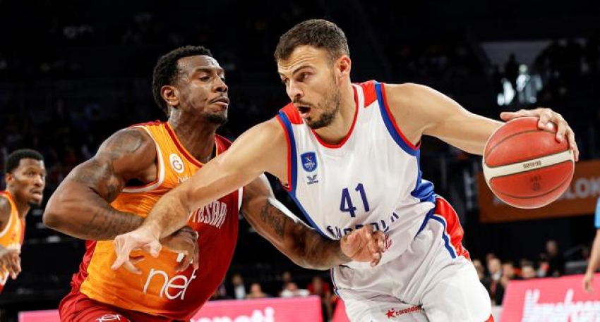 Anadolu Efes galibiyetle başladı