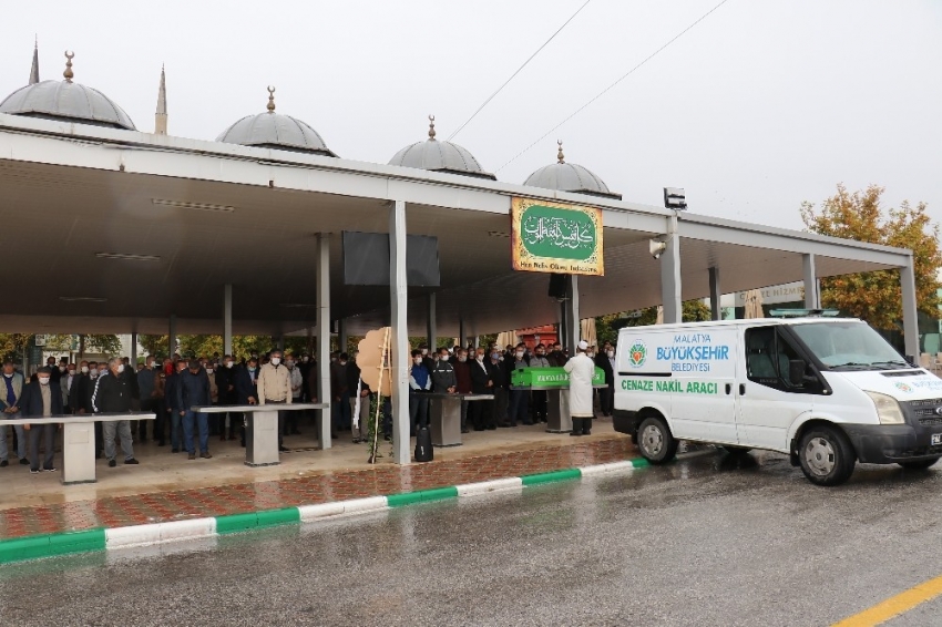 Depremde ölen yaşlı adam memleketinde defnedildi