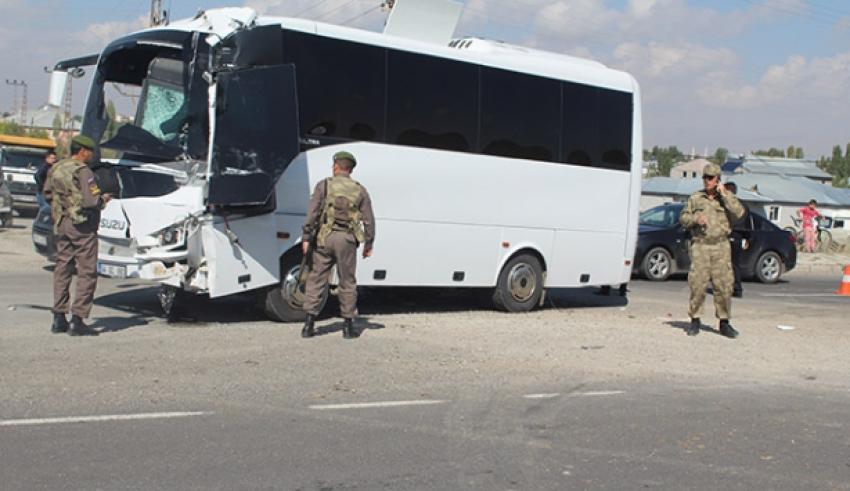 Ağrı'da askeri servisle kamyon çarpıştı