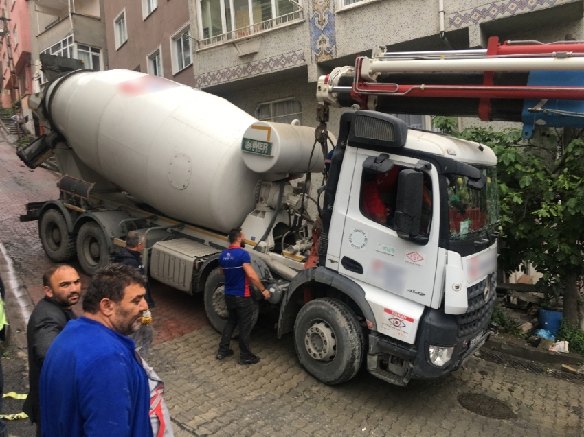 Kağıthane’de beton mikseri evin duvarına çarptı