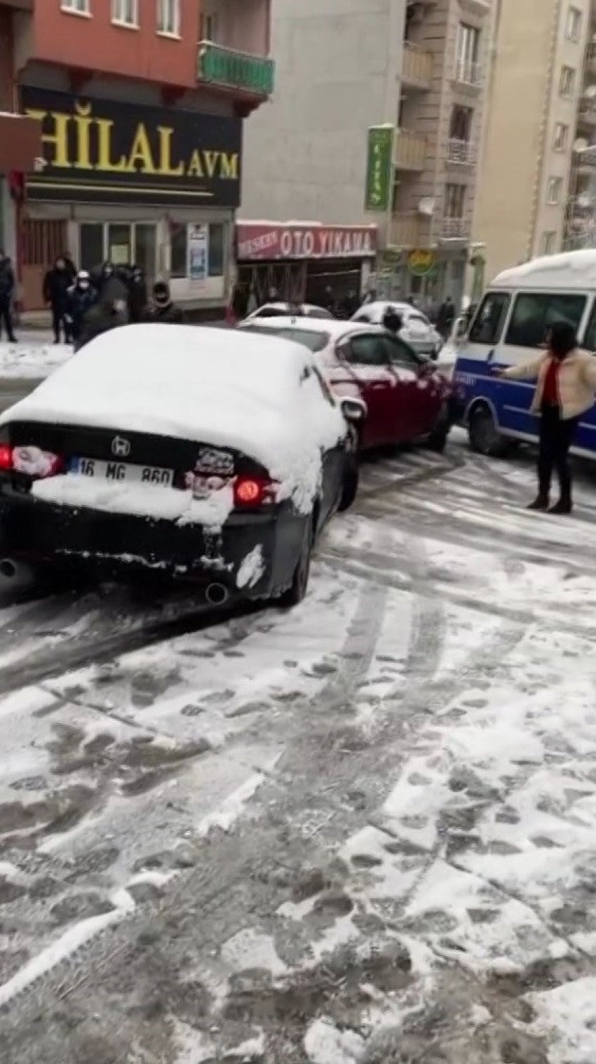 Bursa’da yollar buz pistine döndü, kazalar kaçınılmaz oldu