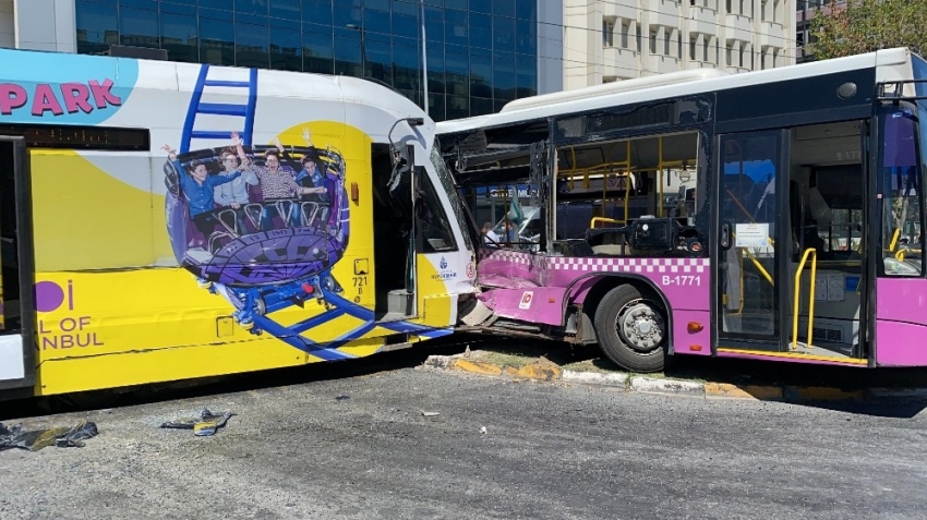 Tramvay otobüse çarptı: 2 yaralı