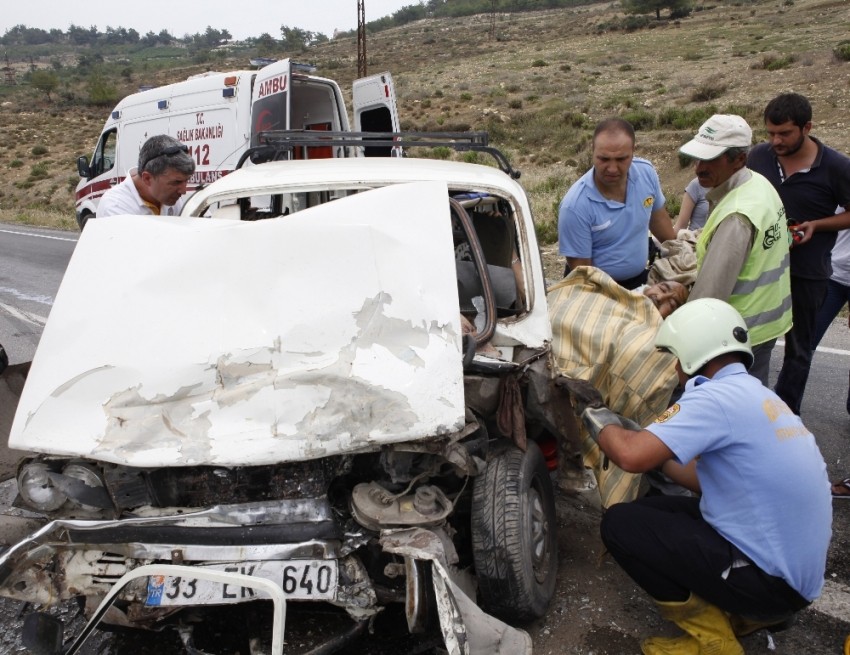 Hurdaya dönen araçta can pazarı