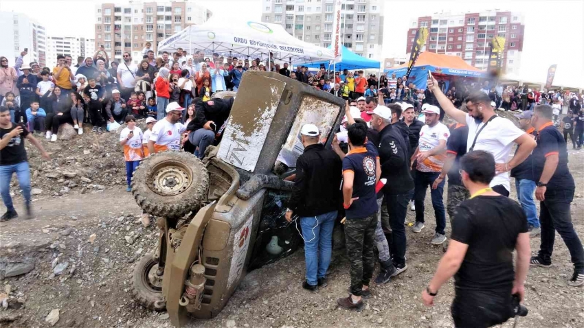 Off-road yarışlarında aracın devrilme anı kameralara yansıdı