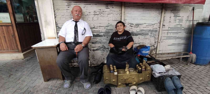 Bursa'da kısacık boyuyla yarım asırdır ayakkabı boyuyor