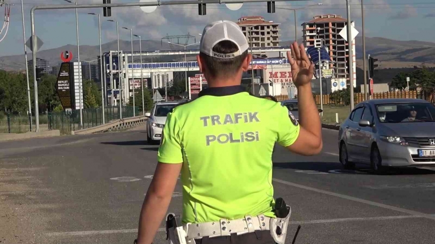 Tatilcilerin dönüş yolcuğu sürüyor: 43 ilin geçiş güzergahında trafik yoğunluğu arttı