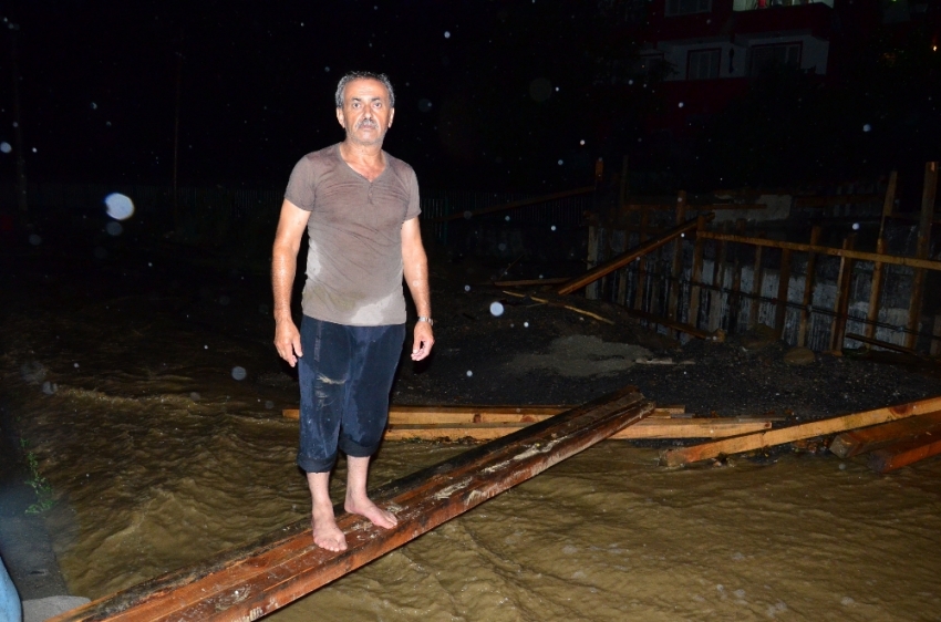 Sel hayatı felç etti: 40 hane mahsur kaldı