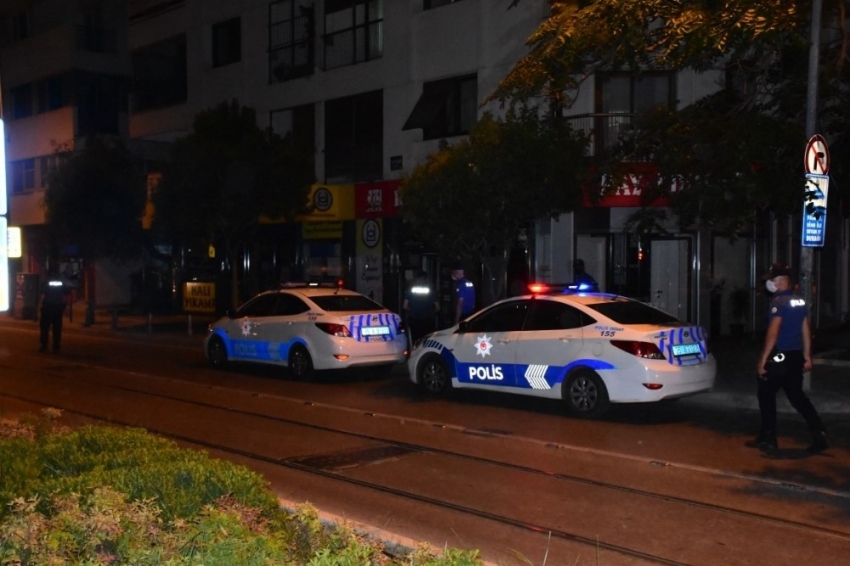 İzmir polisi fuhuşa geçit vermiyor