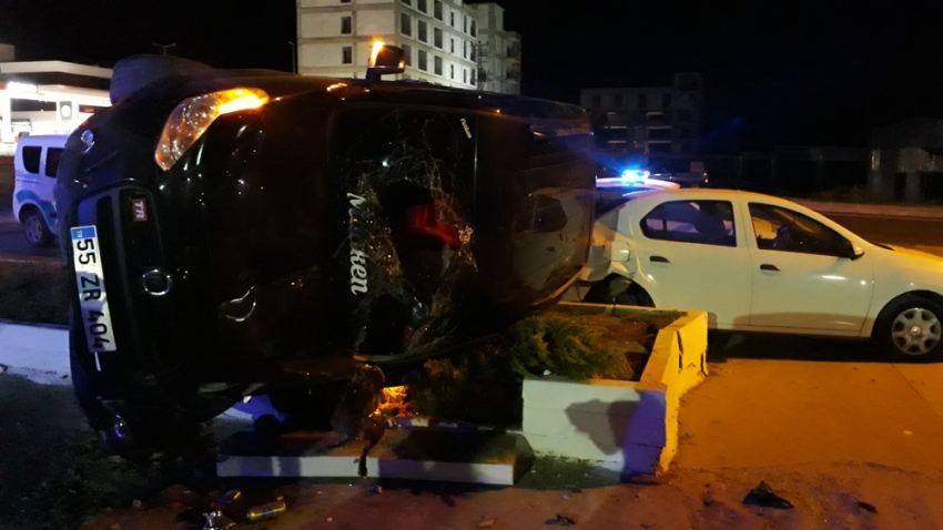 Göçmenleri taşıyan araç düğün salonu otoparkına girdi: 14 yaralı