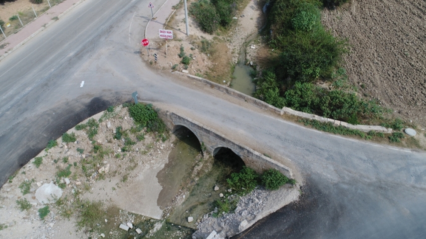 Tarihi köprüye hem asfalt hem beton döküldü