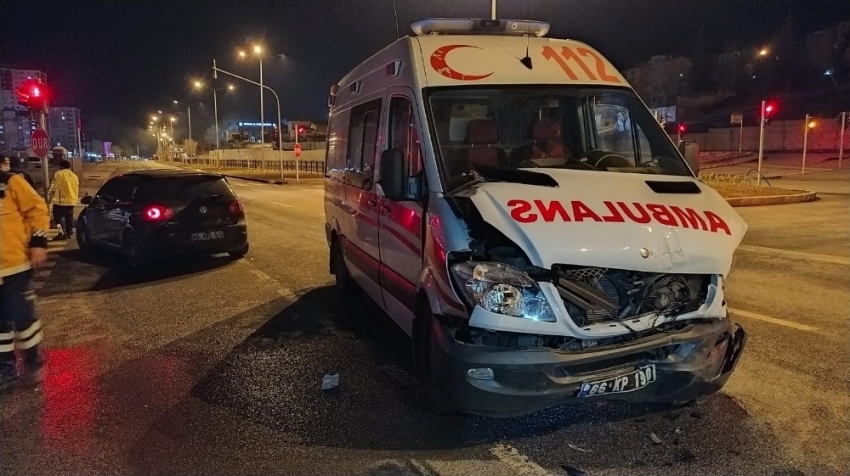 Kaza yapan ambulansta doğum yaptı