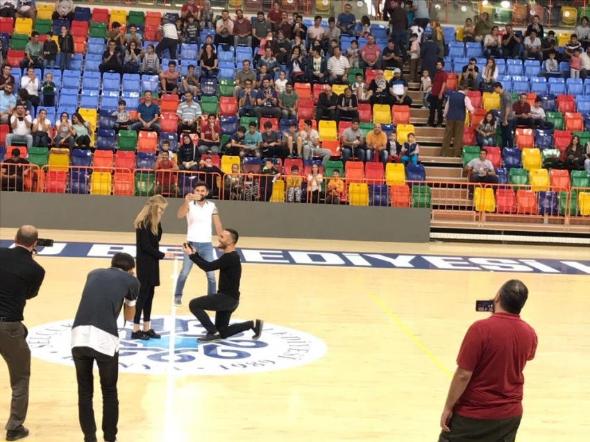 Basket maçının devre arasında evlenme teklifi