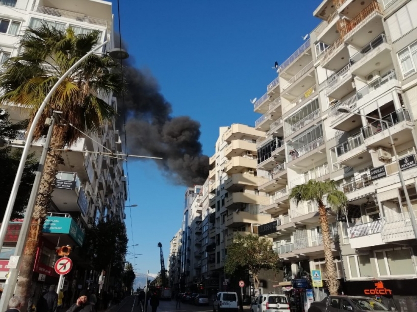 Antalya’da iş merkezinde korkutan yangın (1)