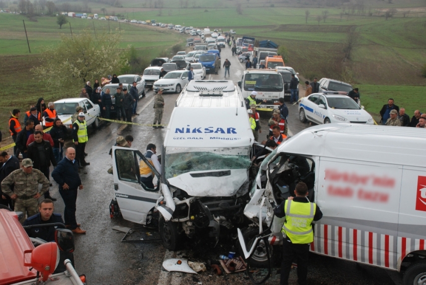 Hatalı sollama kaza getirdi: 16 yaralı