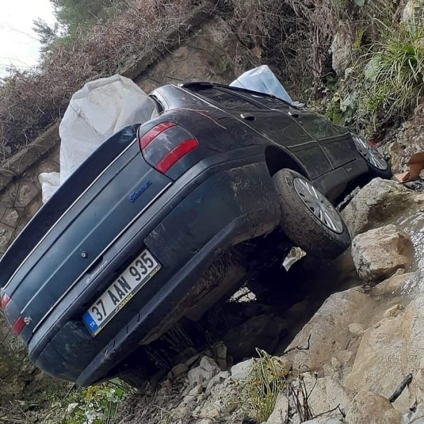 Otomobil uçuruma yuvarlandı, aile ölümden döndü