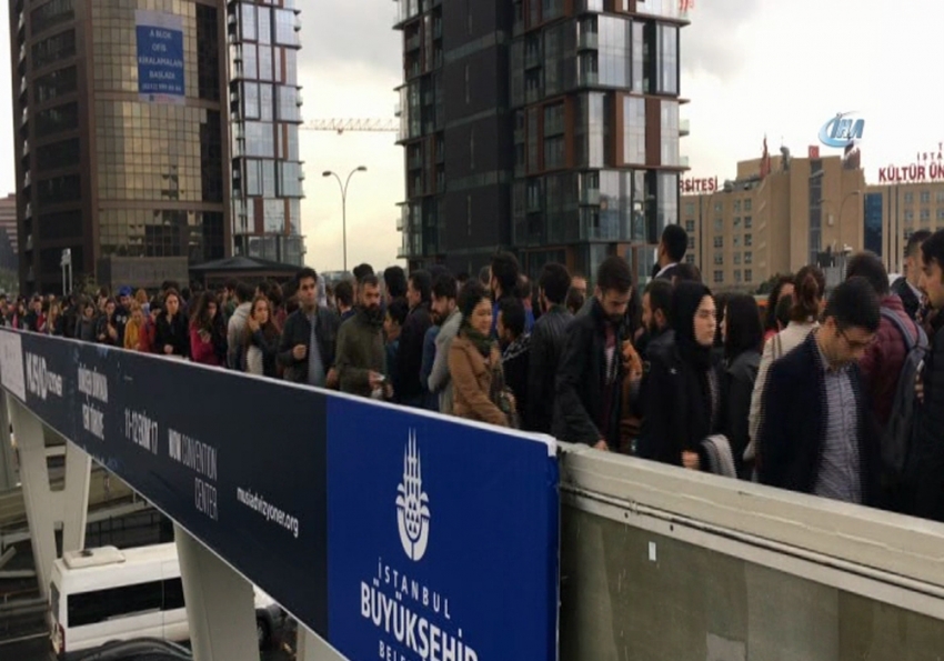 Yenibosna Metrobüs durağında insan seli