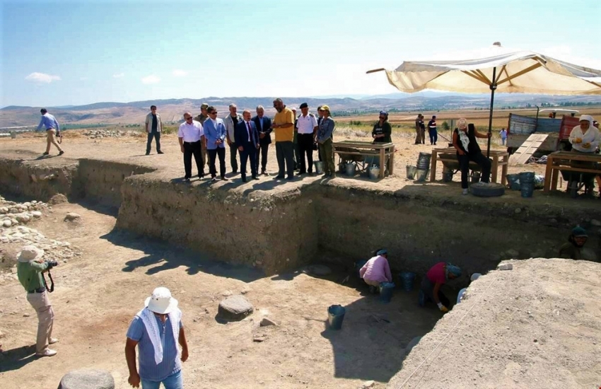 2 bin 500 yıllık Pers sarayının sütunları gün yüzüne çıktı