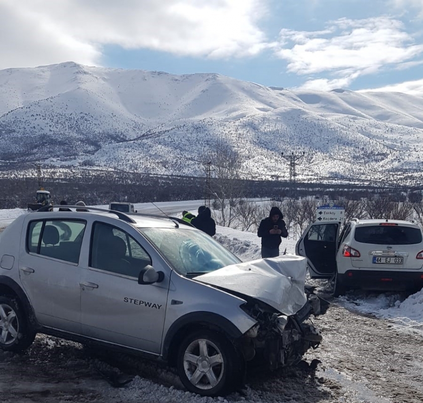 iki otomobil kafa kafaya çarpıştı: 9 yaralı