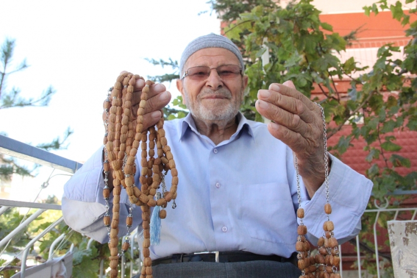 Zeytin çekirdeklerinden tespih ve kolye yapıyor