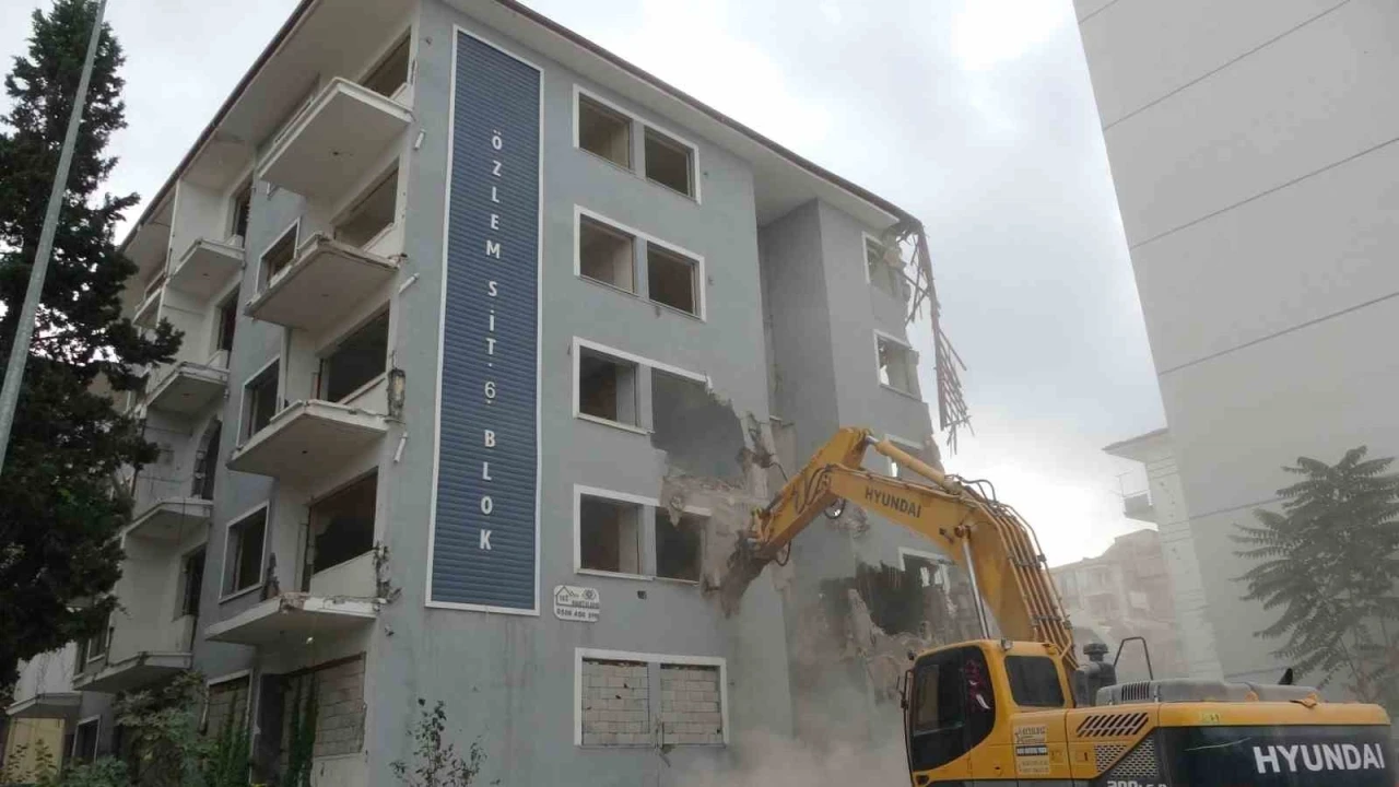 5,9’luk depremle sarsılan Malatya’da ağır hasarlı binalar yıkılıyor
