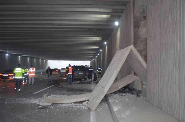 5 araç hasar görürken, tünelin beton blokları devrildi