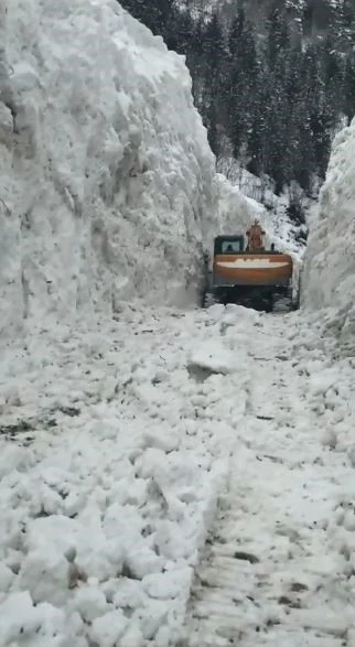 5 metreyi aşan karı yararak köy yolunu ulaşıma açtılar
