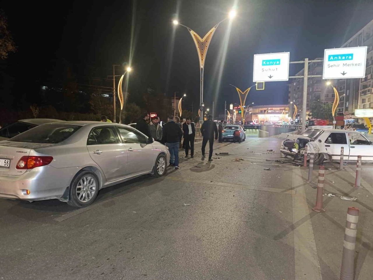 5 otomobilin karıştığı kazada ortalık savaş alanına döndü: 2 yaralı
