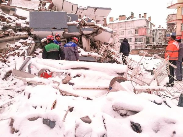 5 yaşındaki Yağmur 41, 2 yaşındaki Mikail 43'üncü saatte kurtarıldı 