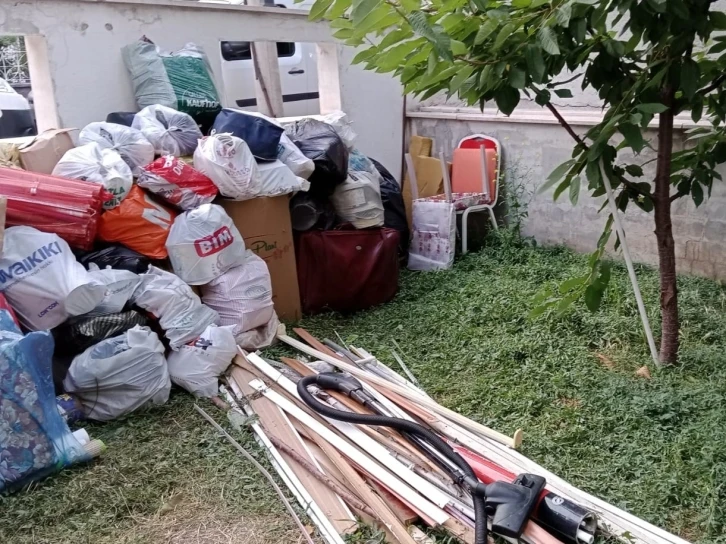 50 ton çöp çıkarılan evdeki adam yeniden atık biriktirmeye başladı

