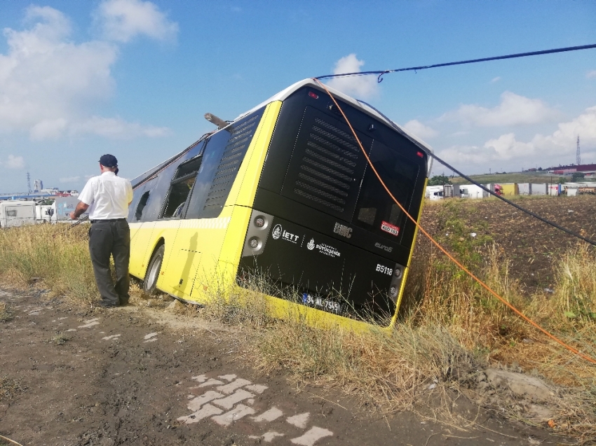 Arnavutköy’de belediye otobüsü tarlaya uçtu: 2 yaralı