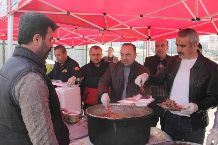 500 yıllık saray yemeği bu kez depremzedeler için hazırlandı
