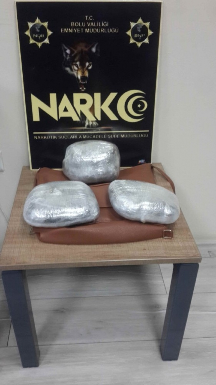 Bolu’da, uyuşturucu operasyonunda 3 kilo 894 gram esrar yakalandı