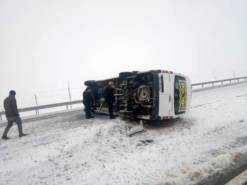 Kayseri’de öğrenci servisi yan yattı