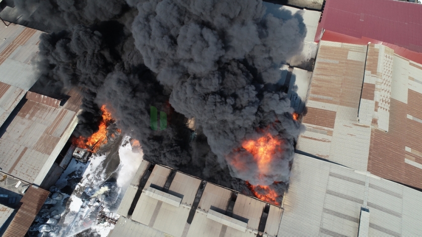 Adana’da plastik geri dönüşüm fabrikasında büyük yangın