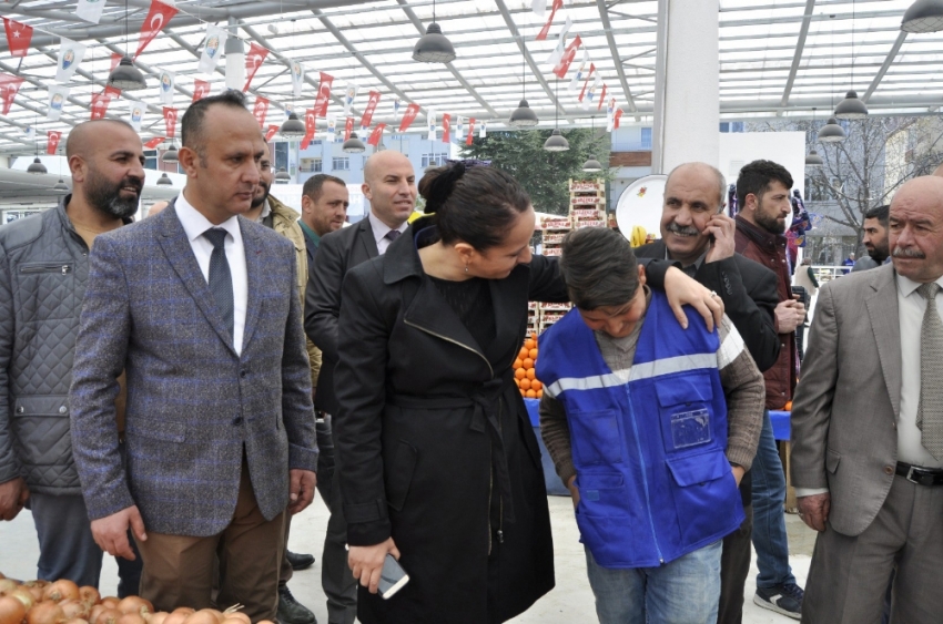 15 yaşındaki pazarcı tezgah başında mest etti