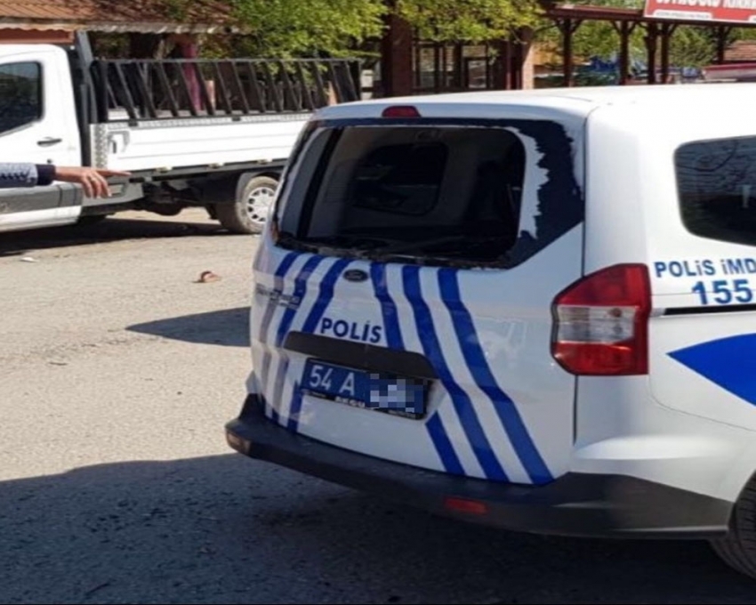 Polise taşlı ve sopalı saldırı: 1 polis yaralandı