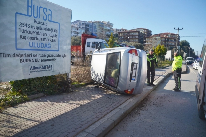 Takla atan araçtan sağ kurtuldu