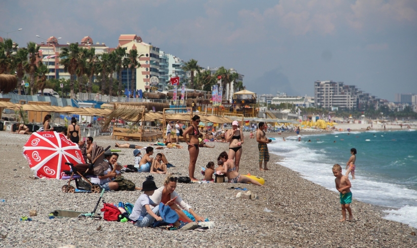 Antalya’da sahillerde turist yoğunluğu