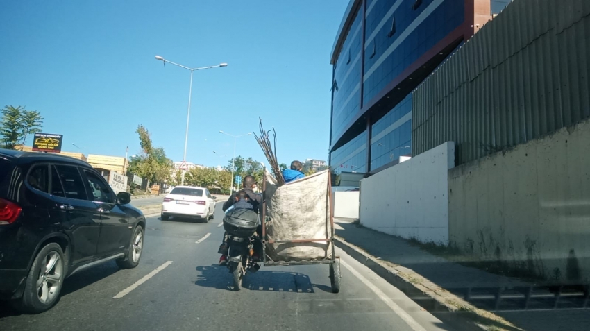 Pendik’te çocuğun motosiklet sepetinde tehlikeli yolculuğu