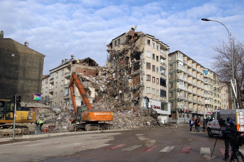 Elazığ’da hasarlı binalarda yıkım çalışmaları sürüyor