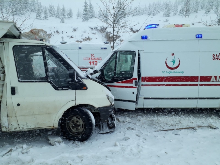 Ambulans ile kamyonet çarpıştı: 4 yaralı