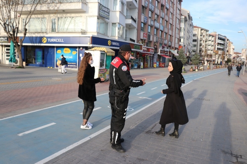 Yayalara kapalı caddeye sebepsiz ve maskesiz girenlere para cezası