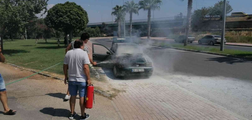 Yanan otomobilden, eşi ve çocuklarını son anda kurtardı