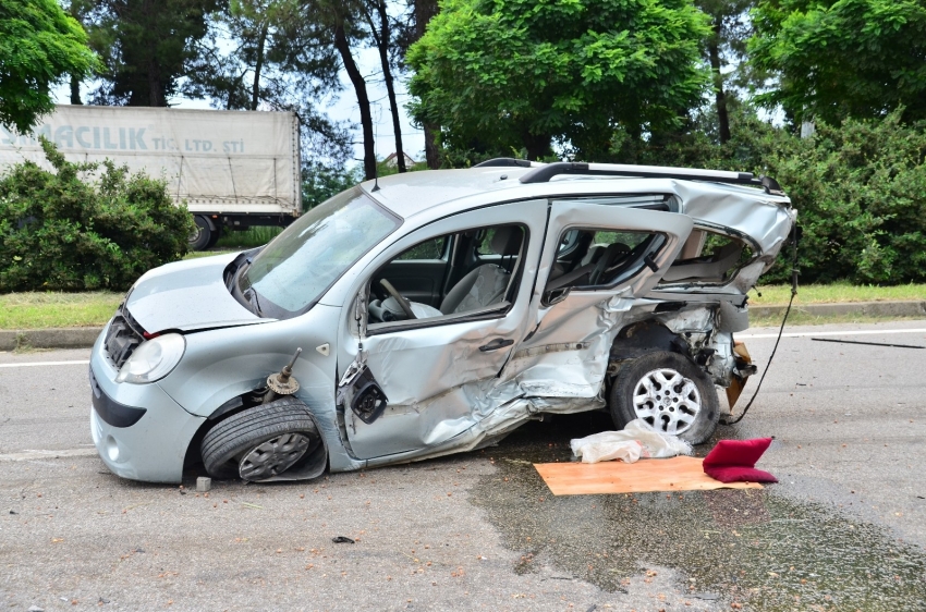 Lüks otomobil hafif ticari araca çarptı: 2 ölü