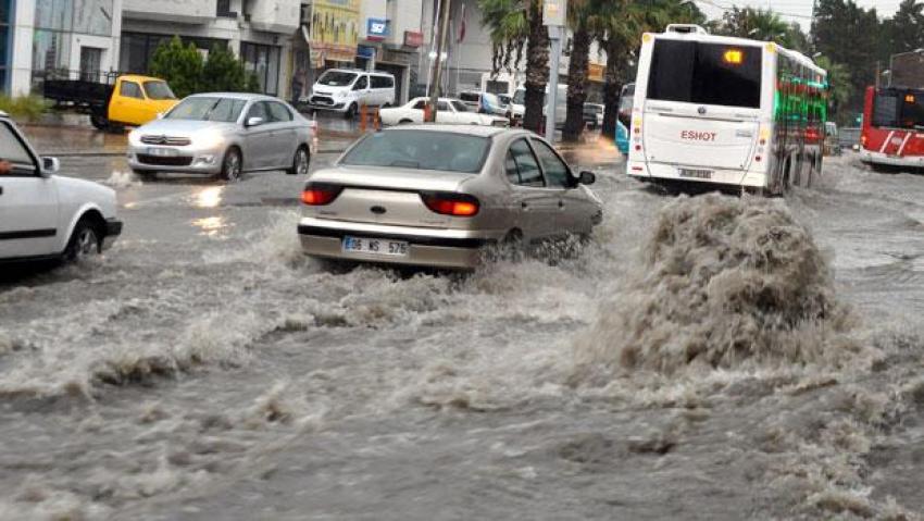 İzmir'de bazı ev ve iş yerlerini su bastı